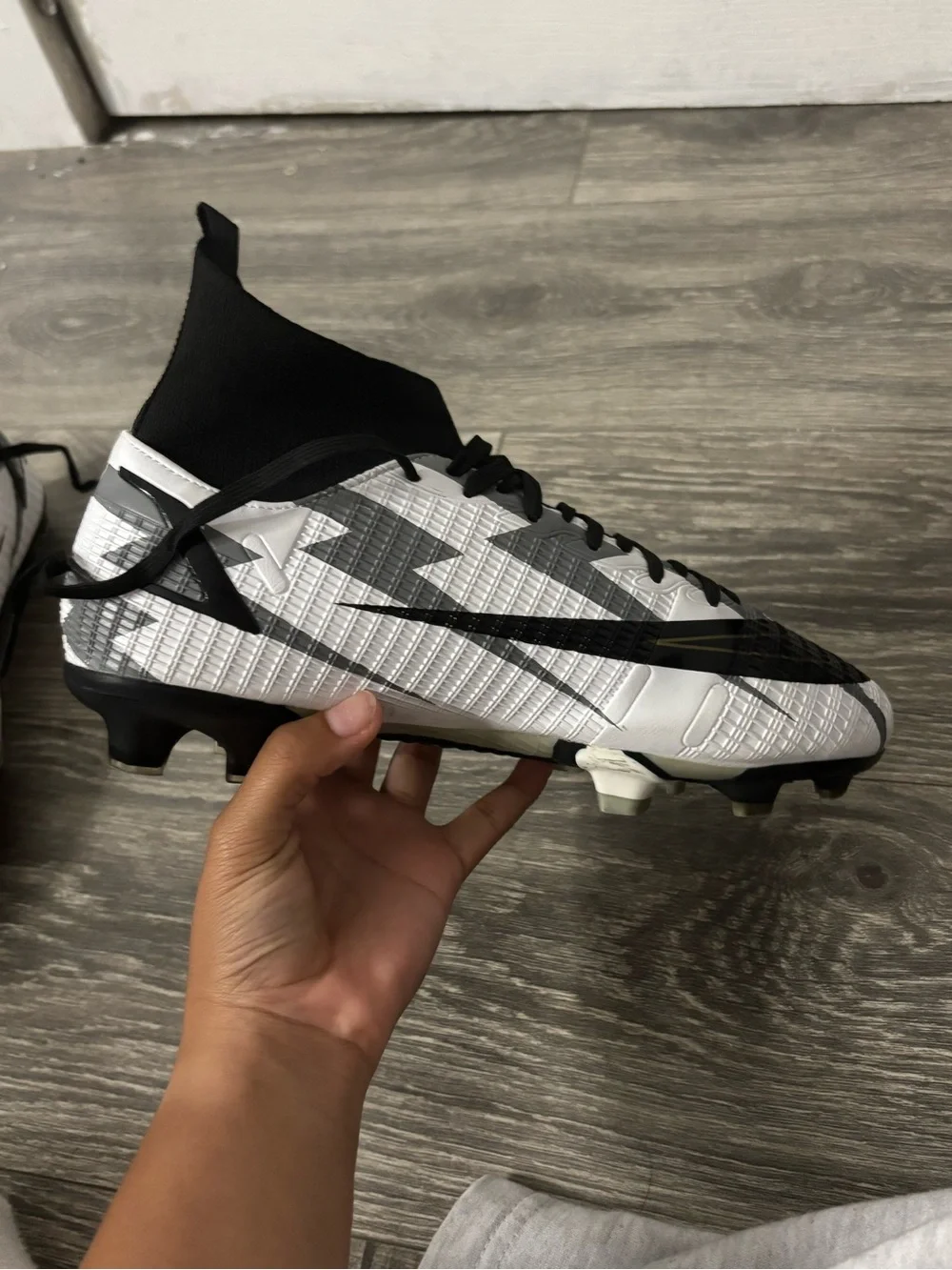 Football/soccer cleats